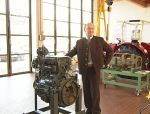 Berufsschule I in Mühldorf erhält Traktormotor für Maschinenhalle