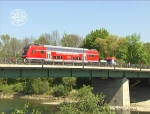 Ein Wagon fährt durch Mühldorf: Die SOB bringt einen Doppelstockwagen zum Messegelände