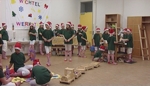 Kinder im AWO Kinderhort in Mühldorf spieln das selbst verfaßte Theaterstück: "Die Wichtelwerkstatt"