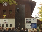 Weltkindertag in Waldkraiburg: Die neue Kletterwand