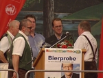 Bierprobe mit SPD-Landtagsfraktionsvorsitzendem Markus Rinderspacher im Festzelt in Waldkraiburg