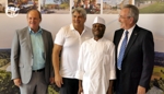 Landrat Huber ehrt Bonifaz Nzerem, den ersten Flüchtling der Bäcker wurde