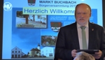 Buchbachs Bürgermeister Thomas Einwang präsentiert die sehr erfolgreiche Marktgemeinde