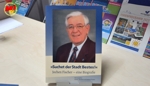 Familie Fischer präsentiert die Biographie von Waldkraiburgs ehemaligem Bürgermeister Jochen Fischer