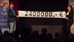 "Ned mit mir" - Polizeipräsidium und Kabarettist Tom Bauer warnen humorvoll vor Trickbetrügern und Schockanrufern