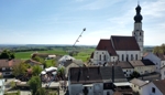 Der erste Maibaum der Saison steht in Oberbergkirchen